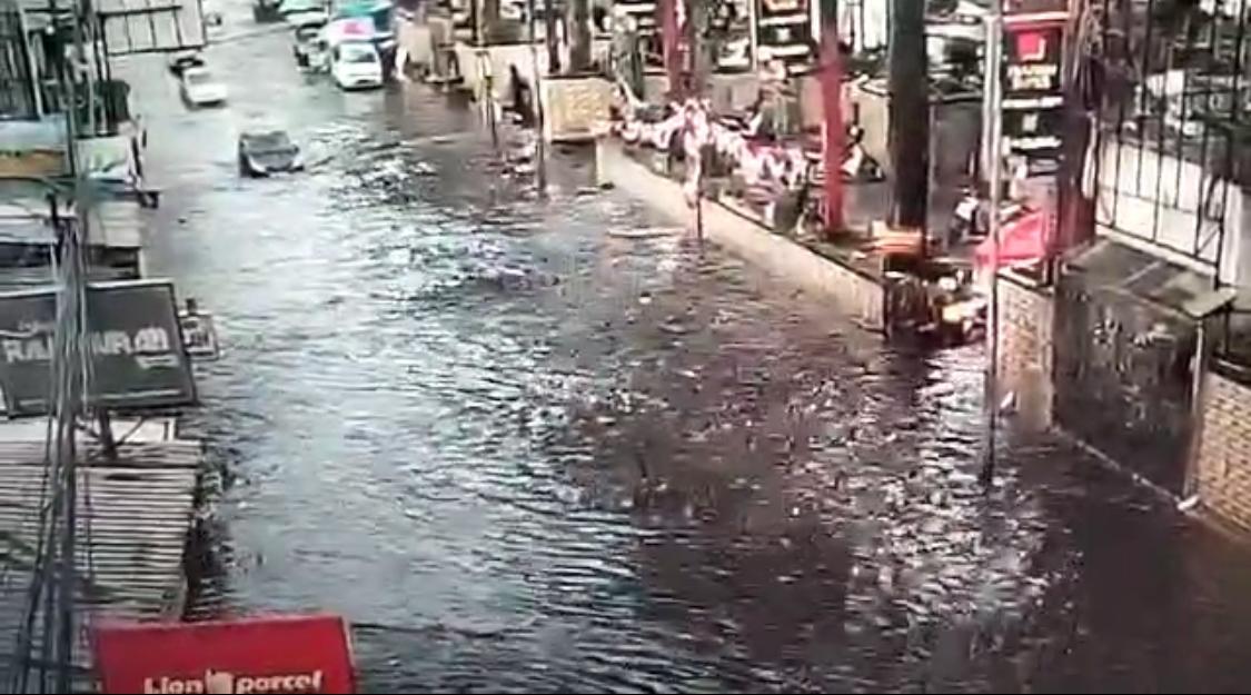 Banjir-di-Jalan-Panorama-Lembang-Bandung-Barat-Jawa-Barat-Minggu-382025.jpg