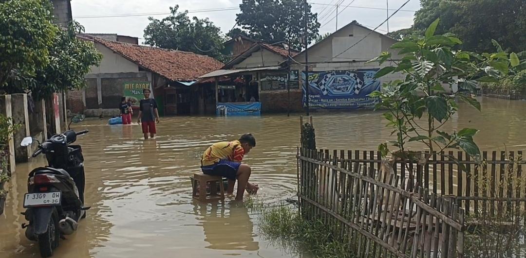 Banjir-di-Kabupaten-Karawang-masih-tersisa-di-Desa-Tanjungpura.jpg