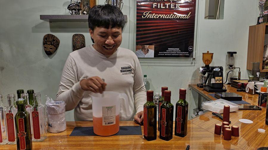 Barista-saat-menyiapkan-Rosa-Quencher.jpg