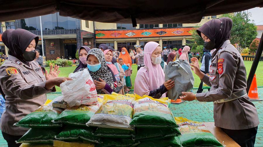 Warga Senang Beli Paket Sembako di Bazar Murah Ramadan Polresta Cirebon, Isinya Komplet!