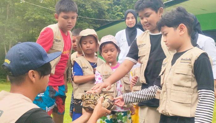 Beberapa-anak-memegang-ular-saat-berada-di-Taman-Wisata-Alam-TWA-Pangandaran.jpg