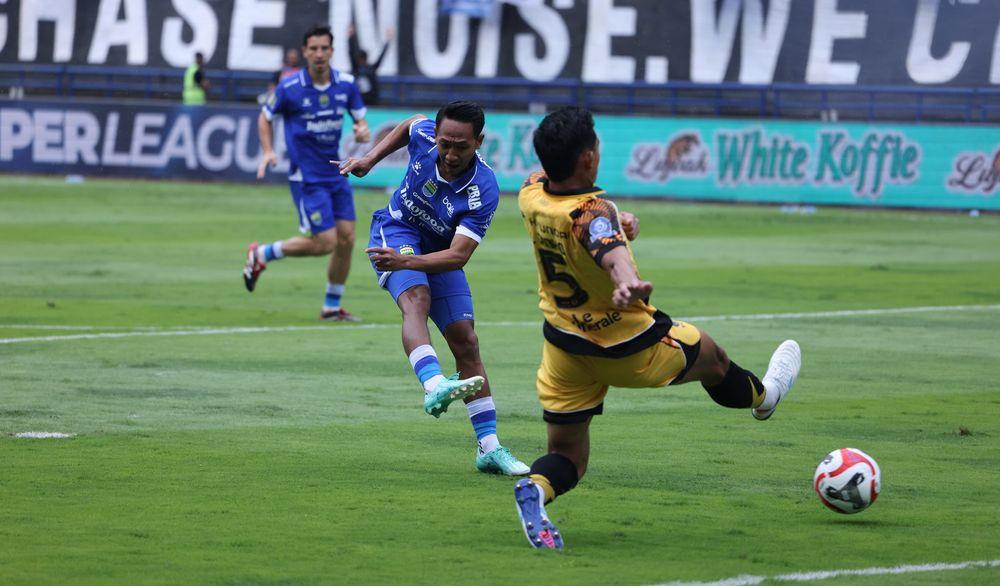 Beckham-Putra-saat-berebut-bola-di-laga-Persib-Bandung-1.jpg