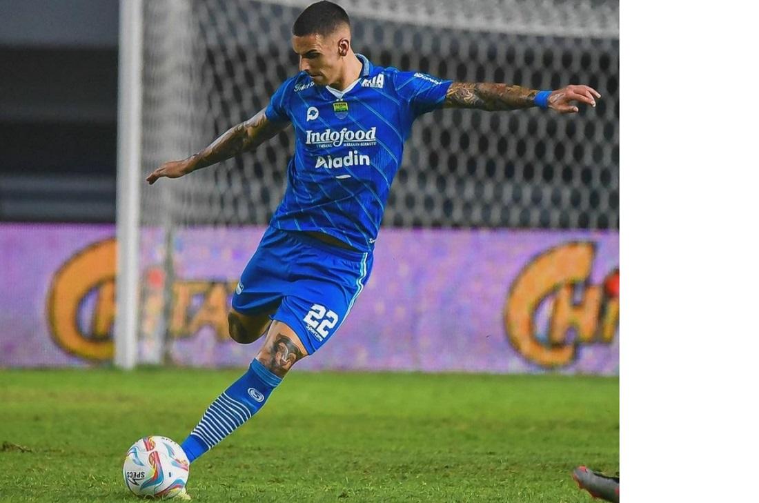 Bek-Persib-Bandung-Alberto-Rodriguez-tendang.jpg