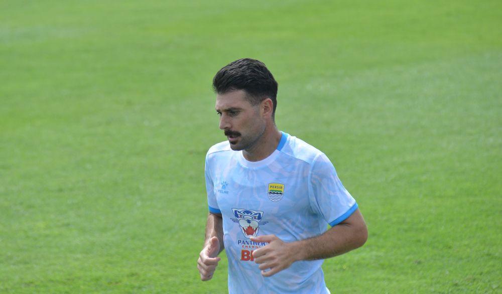 Bek-Persib-Bandung-Frans-Putros-dalam-sesi-latihan-2.jpg