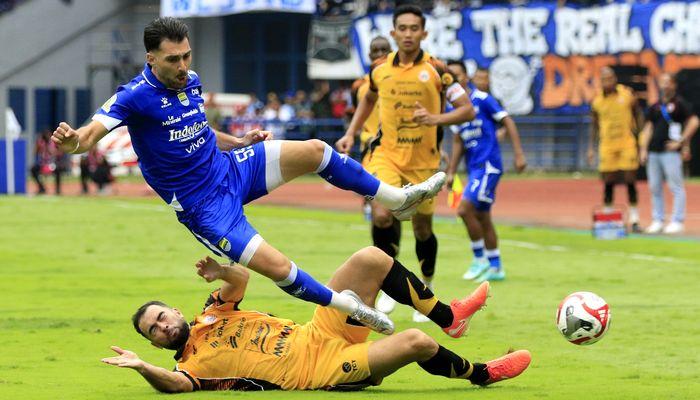 Bek-Persib-Bandung-Frans-Putros-dilanggar-bek-Persija-Jakarta-Jordi-Amat.jpg