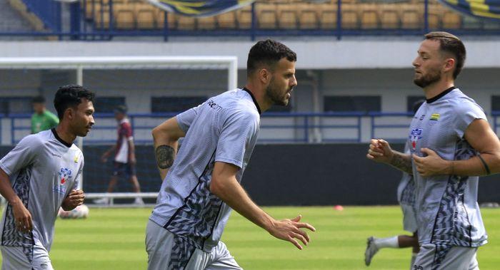 Bek-Persib-Bandung-Patricio-Matricardi-saat-menjalani-latihan.jpg