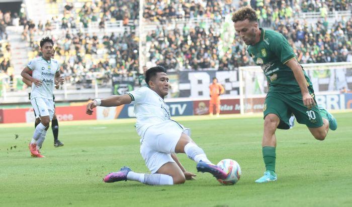 Bek-Persib-Bandung-Putu-Gede-putih-menyapu-bola-yang-digiring-gelandang-Persebaya.jpg