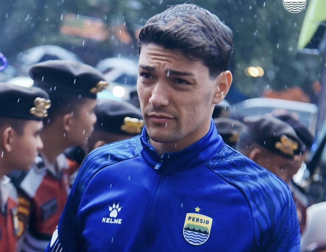 Bek-Persib-Federico-Barba-saat-tiba-di-Stadion.jpg