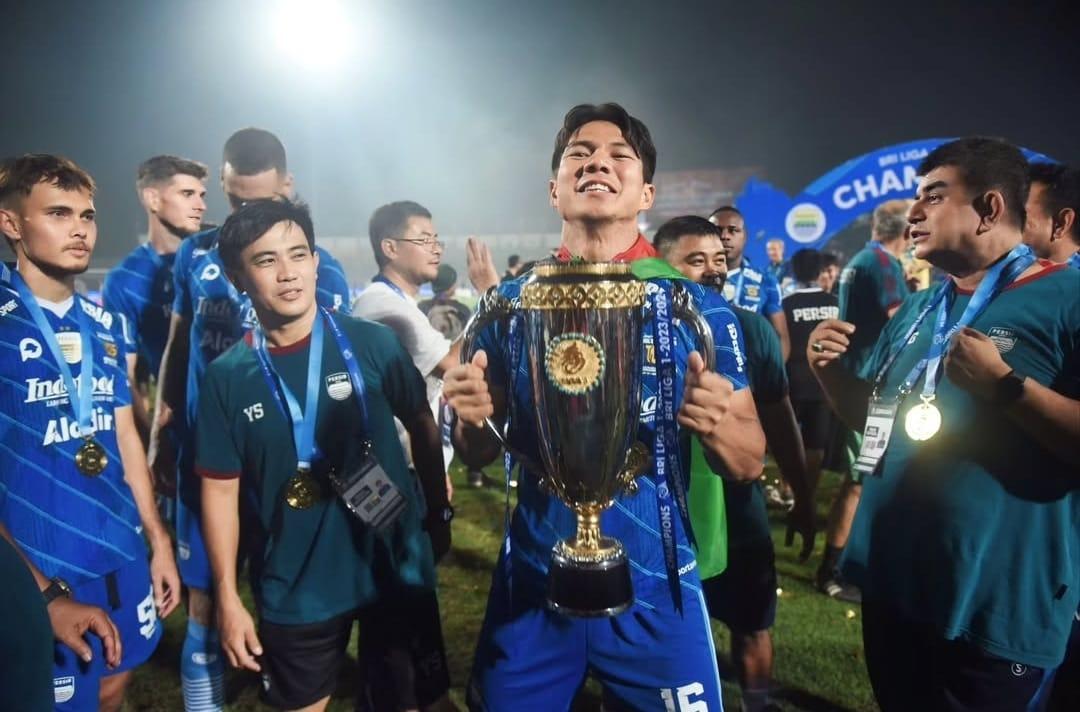 Bek-sekaligus-Player-Coach-Persib-Achmad-Jufriyanto.jpg
