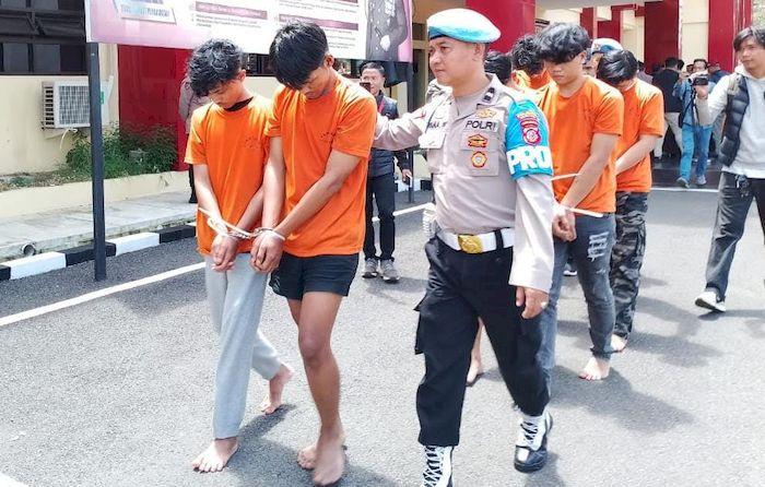 Belasan-pemuda-yang-menjadi-pelaku-penganiayaan-dan-perusakan.jpg