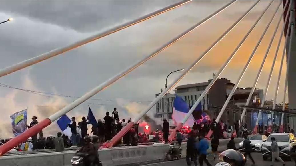 Bobotoh-berkumpul-dan-menyalakan-flare-di-Jembatan-Pasopati.jpg