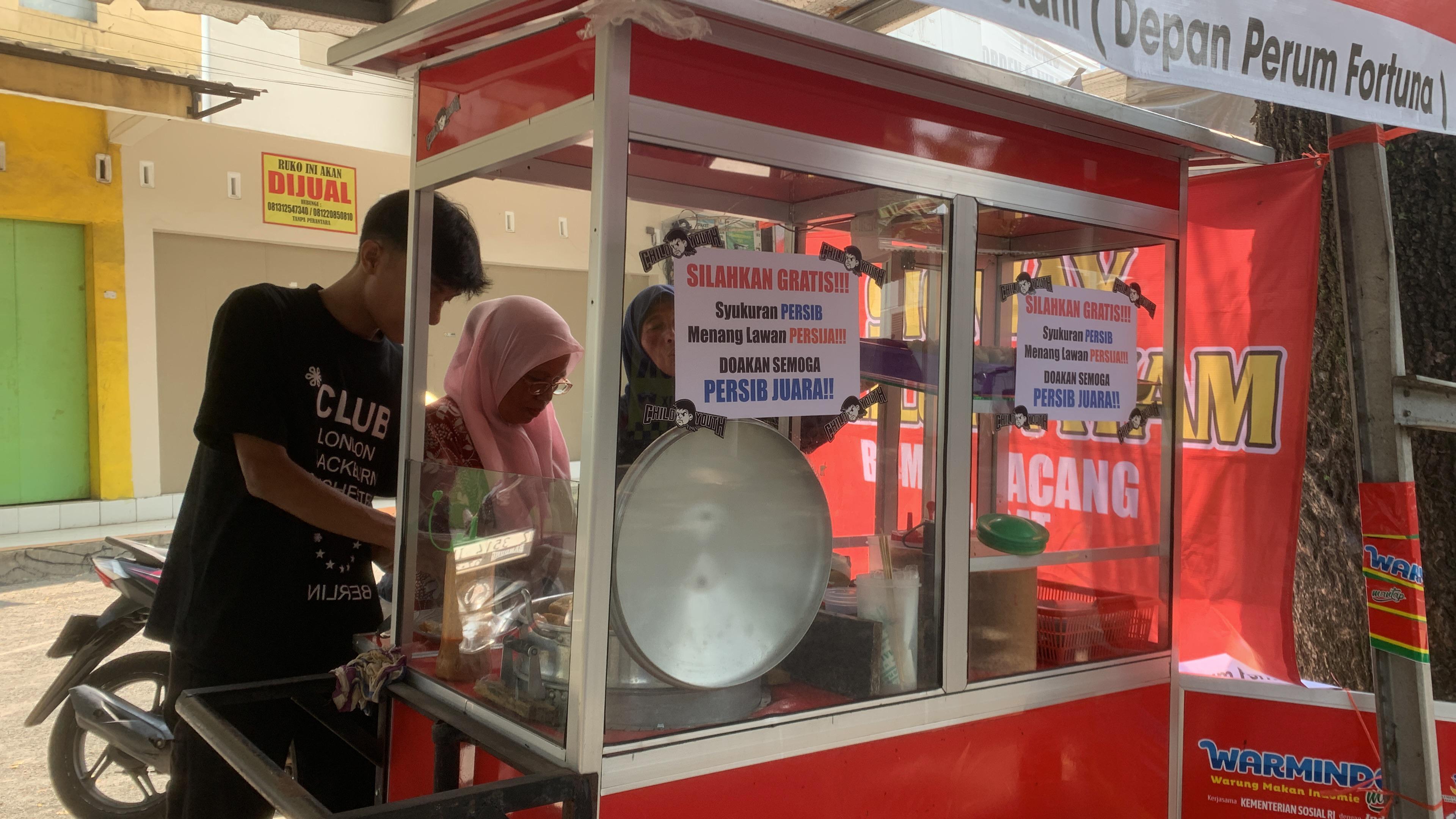Rayakan Kemenangan Persib Bandung, Bobotoh di Tasikmalaya Gratiskan Dagangannya