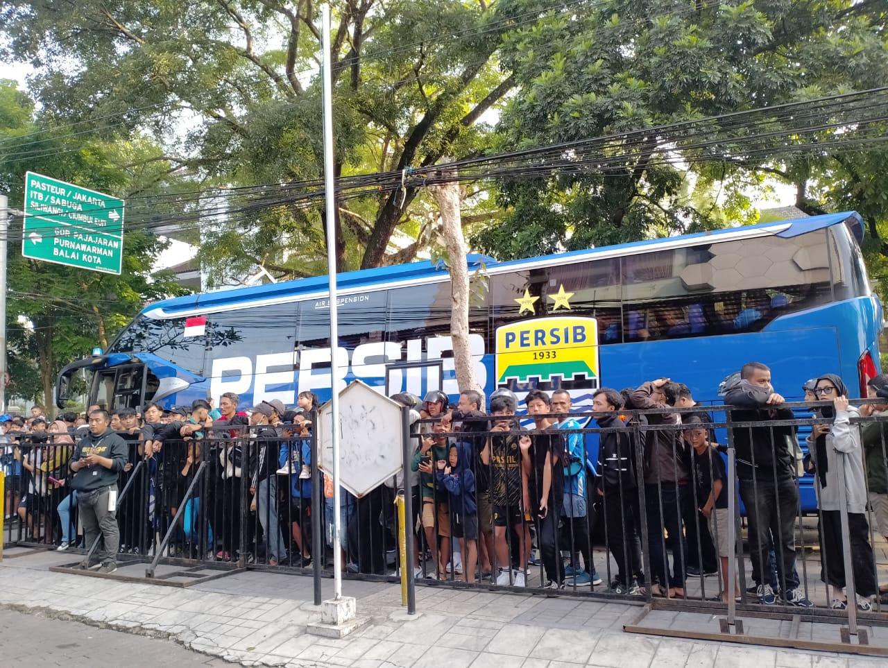 BREAKING NEWS: Bobotoh Turut Melepas Tim Persib Bandung yang Bertolak ke Bali Hari Ini