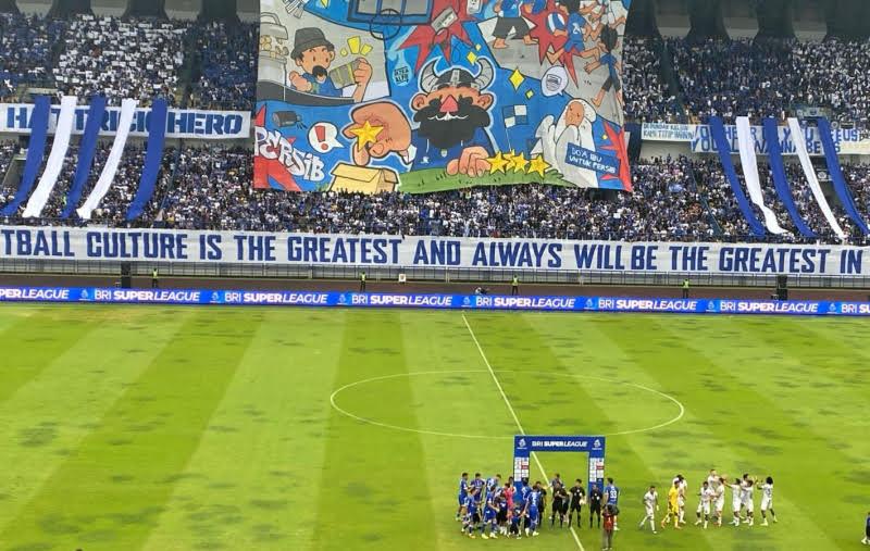 Bobotoh-membakar-semangat-tim-kebanggaannya-Persib-Bandung-dengan-koreo.jpg