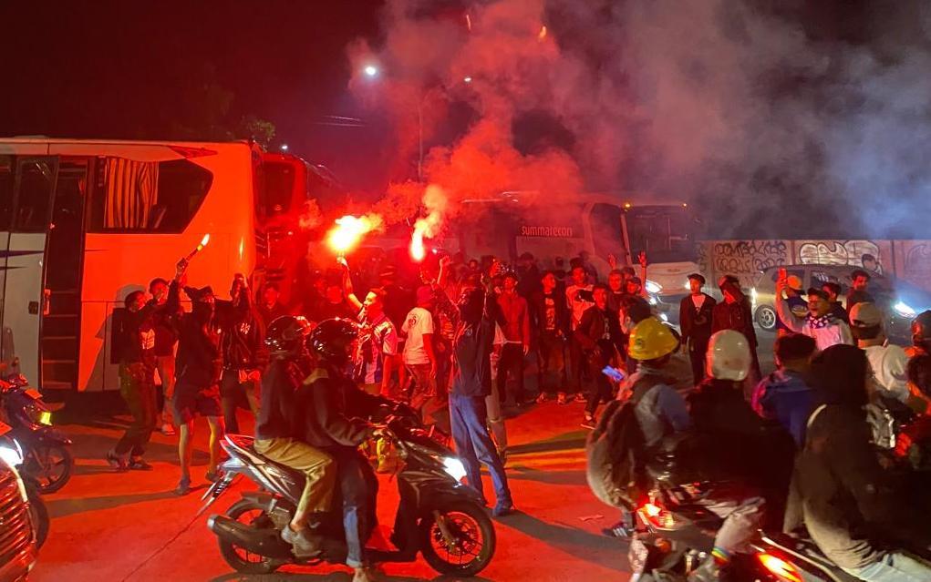 Bobotoh-merayakan-kemenangan-di-sekitar-Stadion-G.jpg