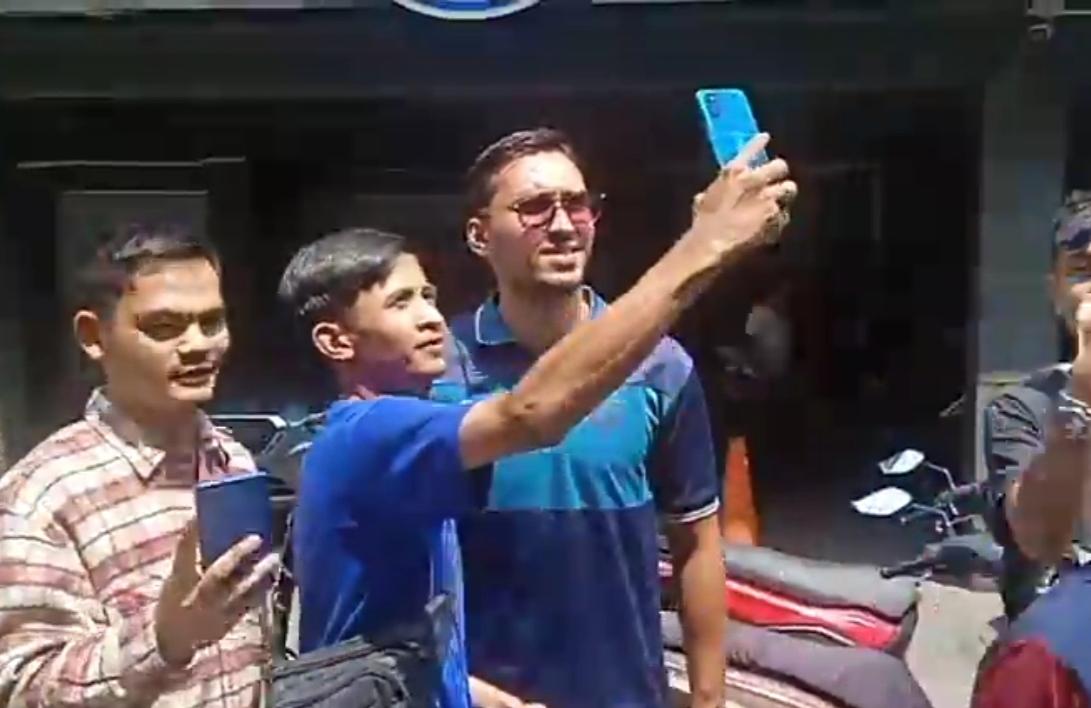 Bobotoh-swafoto-dengan-Ezra.jpg