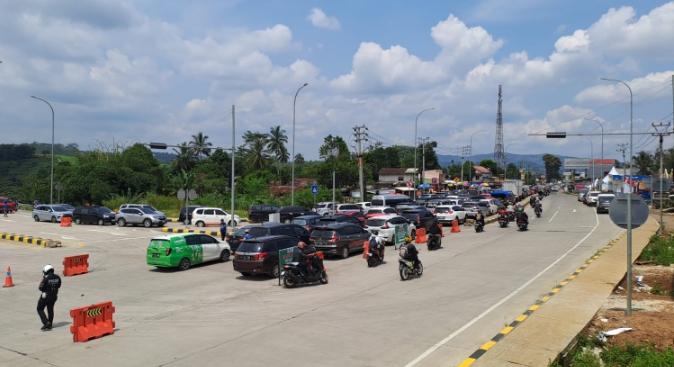 31 Ribu Kendaraan Masuk Sukabumi. Bakal Ada Contra Flow Jika Meningkat, Exit Tol Bocimi Ramai