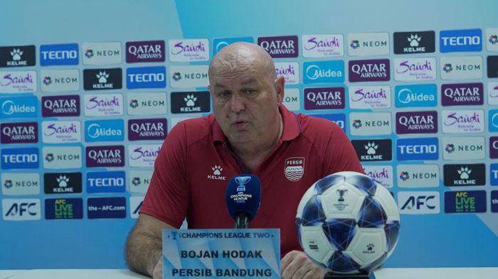 Bojan-Hodak-saat-konferensi-Pers-Persib-vs-LCS.jpg