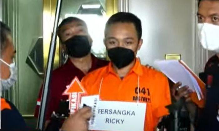 Bripka-Ricky-Rizal-saat-menjalani-rekonstruksi-kasus-pembunuhan-Brigadir-J.jpg