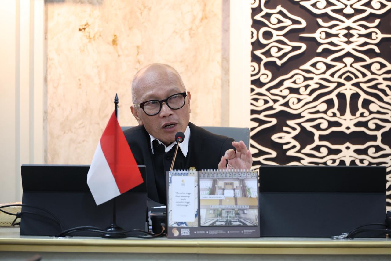 Buky-Wibawa-Karya-Guna-saat-menghadiri-rapat-di-Gedung-DPRD-Jabar.jpg