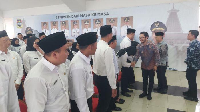 Bupati-Bandung-Barat-Jeje-Ritchie-Ismail-menyalami-PPPK-paruh-waktu.jpg