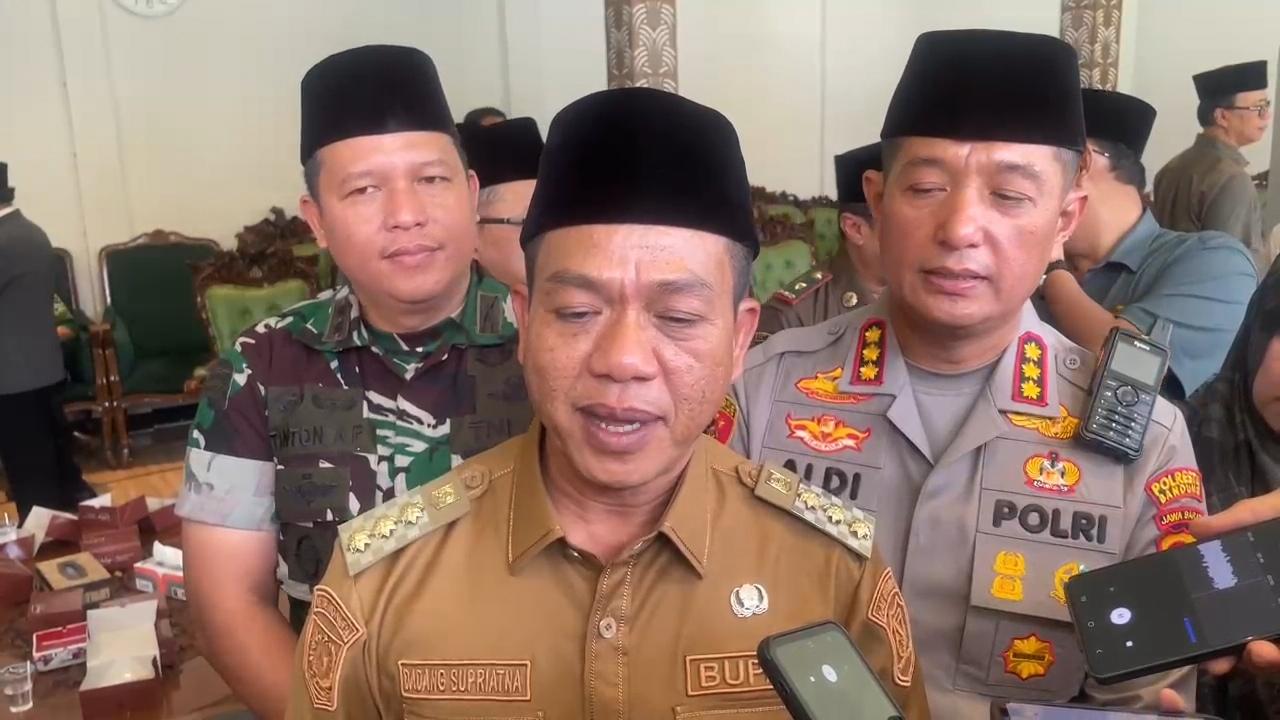 Bupati-Bandung-Dadang-Supriatna-beri-keterangan-soal-aktivitas-pelayanan.jpg