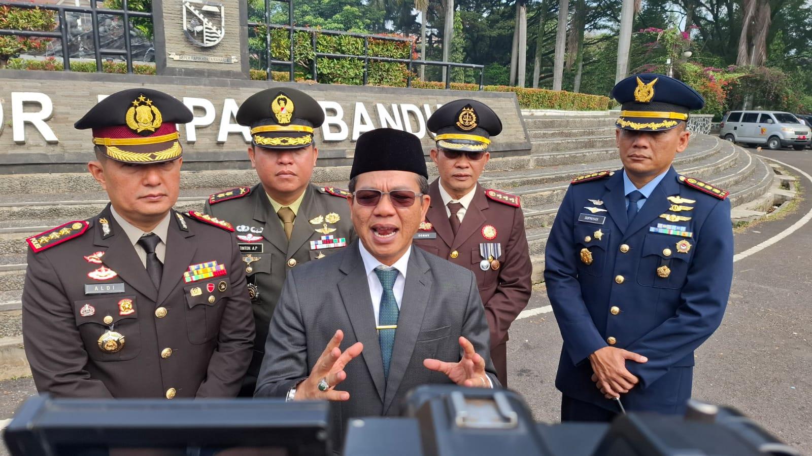 Bupati-Bandung-Dadang-Supriatna-saat-ditemui-di-Lapangan.jpg