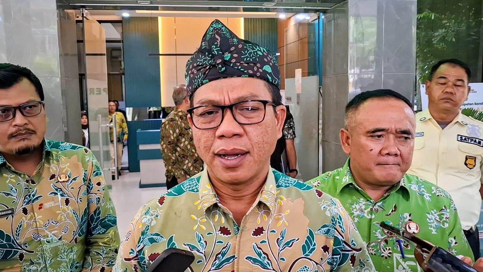Bupati-Bandung-Dadang-Supriatna-saat-ditemui-dief.jpg