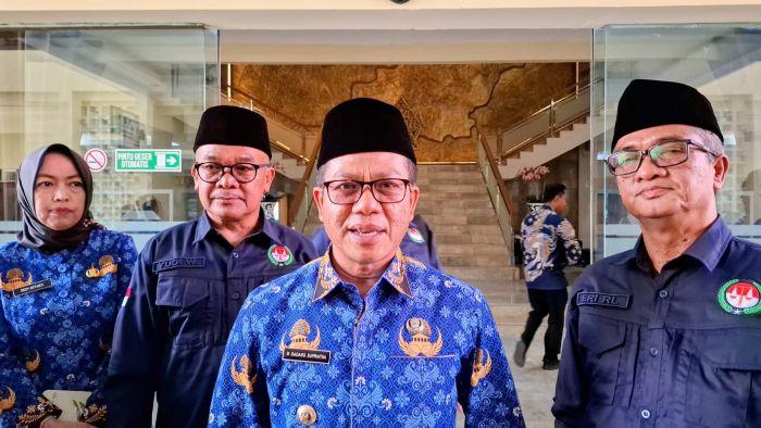 Bupati-Bandung-Dadang-Supriatna-saat-diwawancari-di-Kompleks.jpg