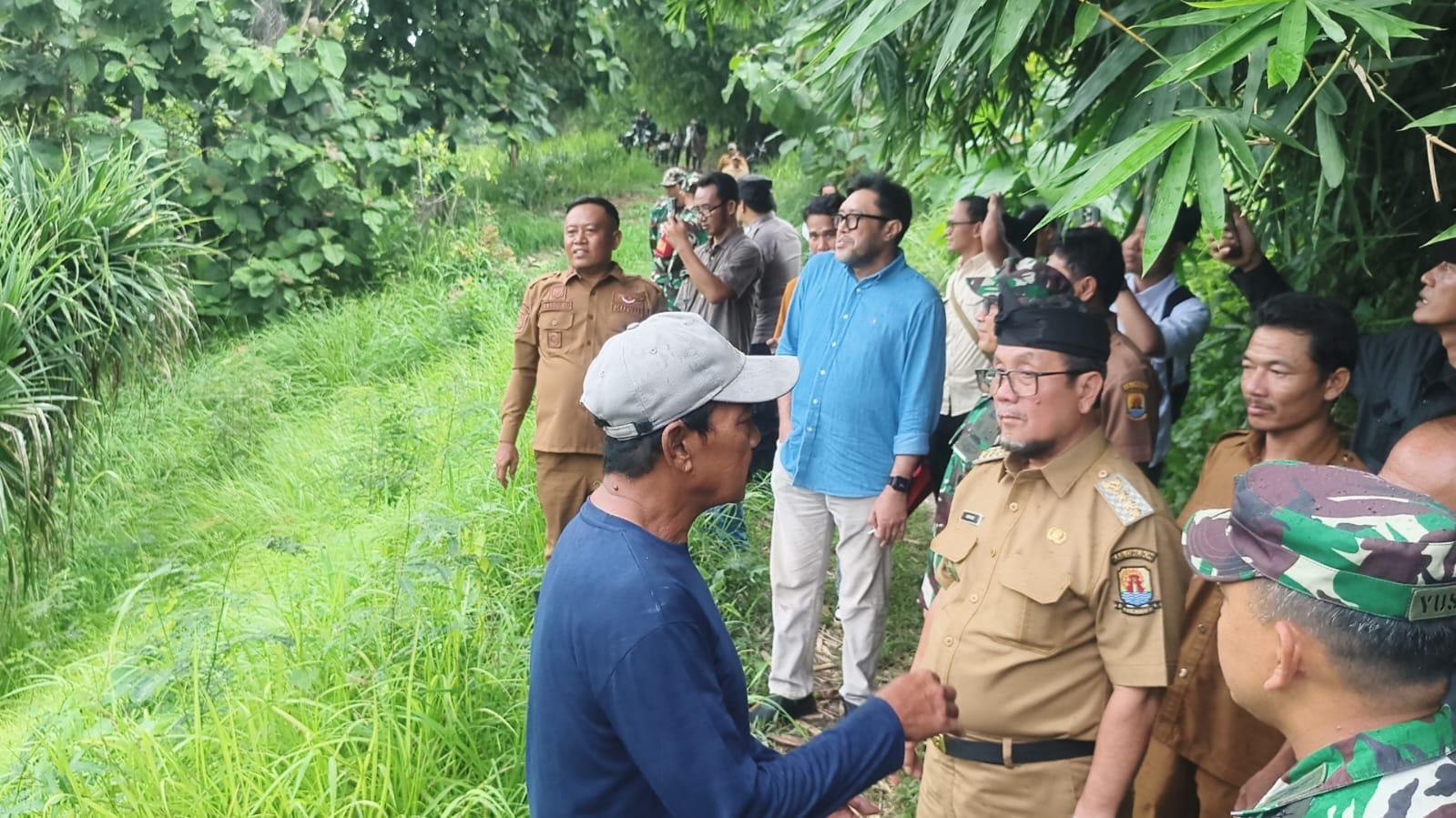 Bupati-Cirebon-H-Imron-langsung-turun-ke-lapangan-cek-kelapa-sawit.jpg
