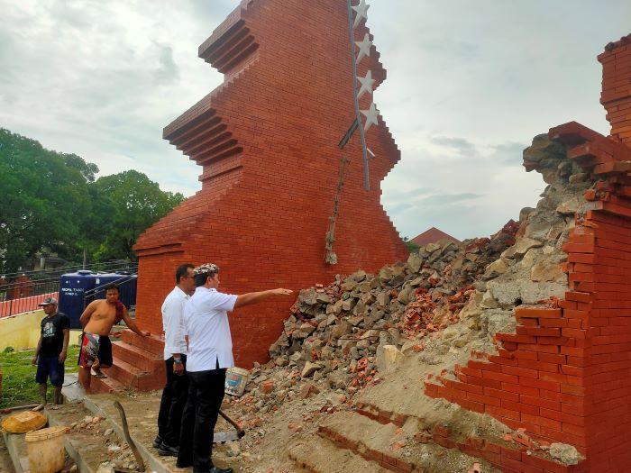 "Bongkar Total!" Kata Bupati Cirebon yang Kecewa dengan Runtuhnya Gapura Taman Pataraksa