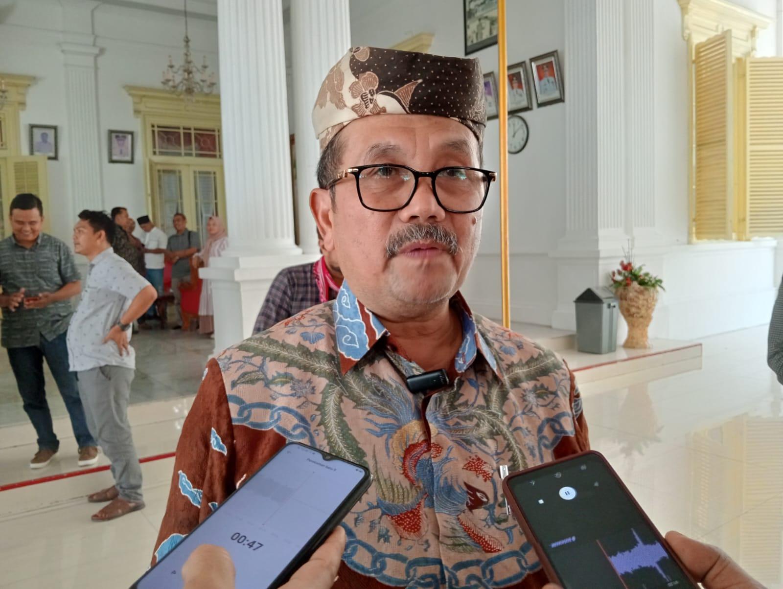 Bupati-Cirebon-Imron-pakai-udeng.jpg