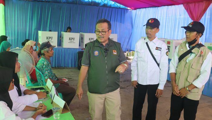 Bupati-Cirebon-Imron-saat-melakukan-monitoring-ke-satu-TPS.jpg
