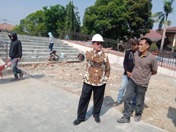 Bupati-Cirebon-Imron-saat-meninjau-Taman-Pataraksa_.jpg