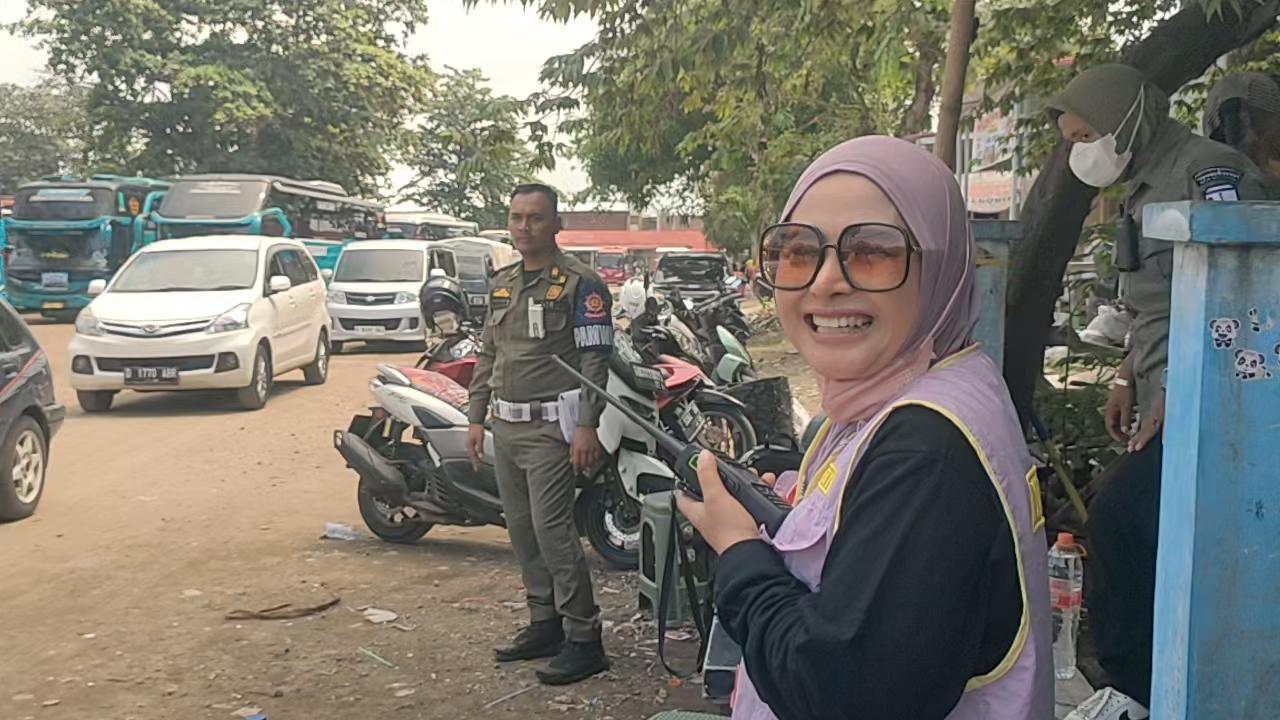Bupati-Citra-Pitriyami-ikut-mengatur-kendaraan-di-area-parkir-bersa.jpg