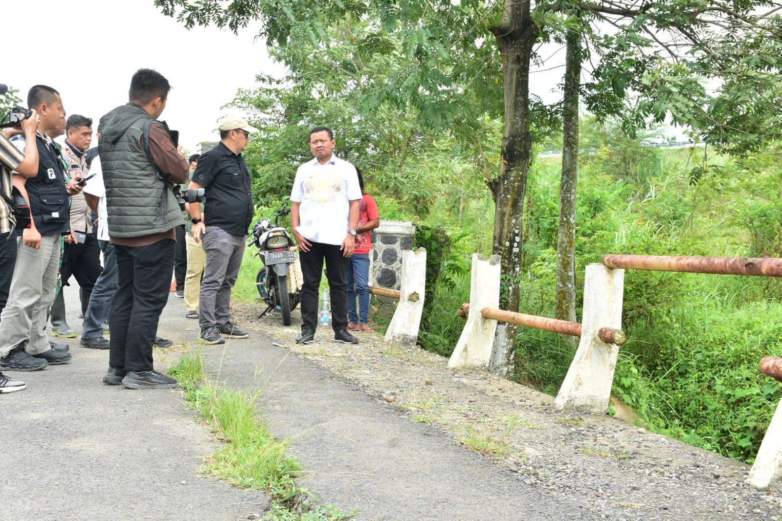 Bupati-Dony-Ahmad-Munir-saat-meninjau-jembatan-Sasak-Beureum.jpg