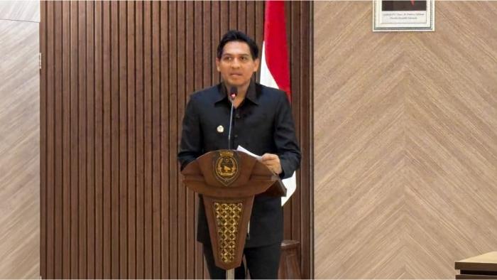 Bupati-Indramayu-Lucky-Hakim-di-Ruang-Ki-Tinggil-Sekretariat-Daerah-Kabupaten-Indramayu.jpg