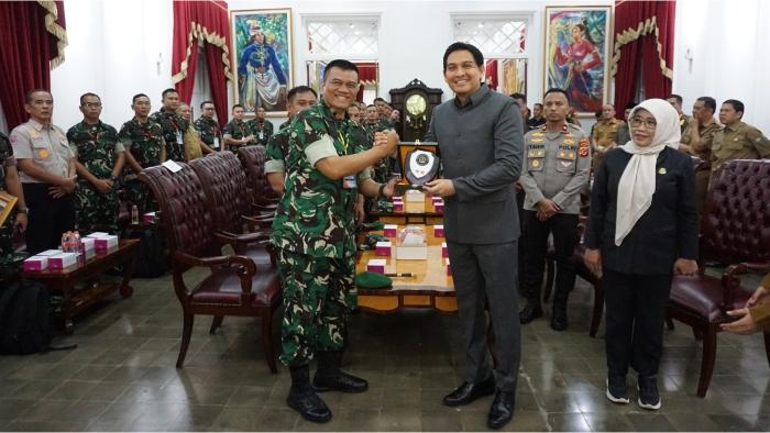 Bupati-Indramayu-Lucky-Hakim-menerima-kedatangan-Perwira-Siswa-Pasis-LXVII-Sekolah-Staf.jpg