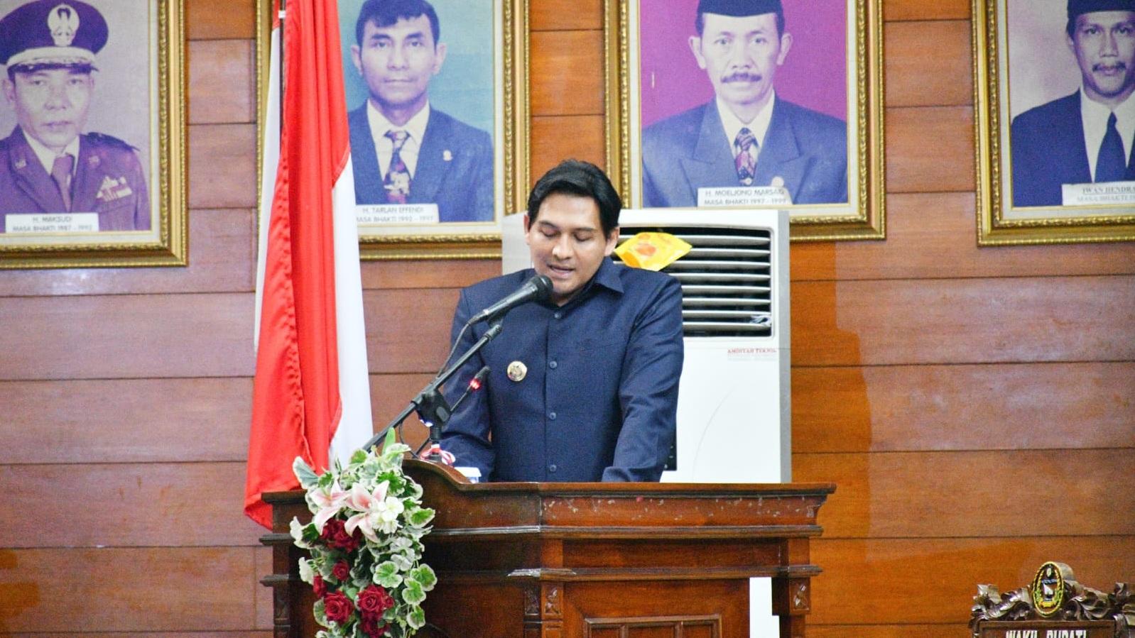Bupati-Indramayu-Lucky-Hakim-saat-menyampaikan-nota-penjelasan-LKPJ.jpg