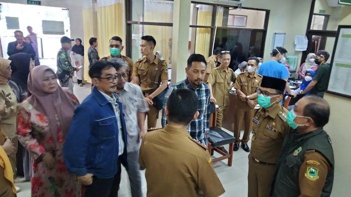 Bupati-Kuningan-H-Iip-Syarif-ke-Rumah-Sakit.jpg