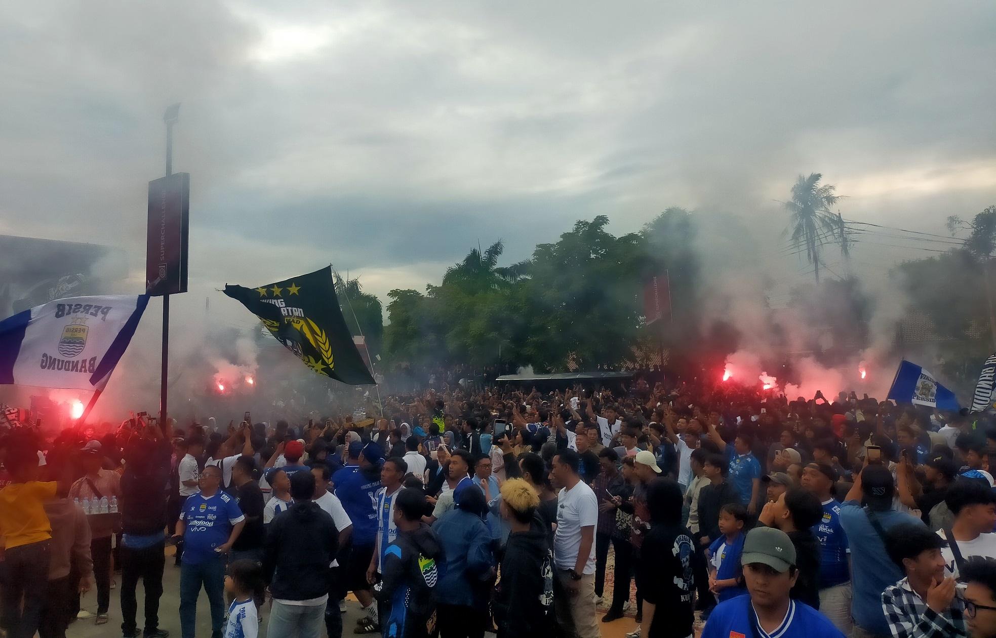 Bupati-Majalengka-Eman-Suherman-memfasilitasi-nobar-Persib.jpg