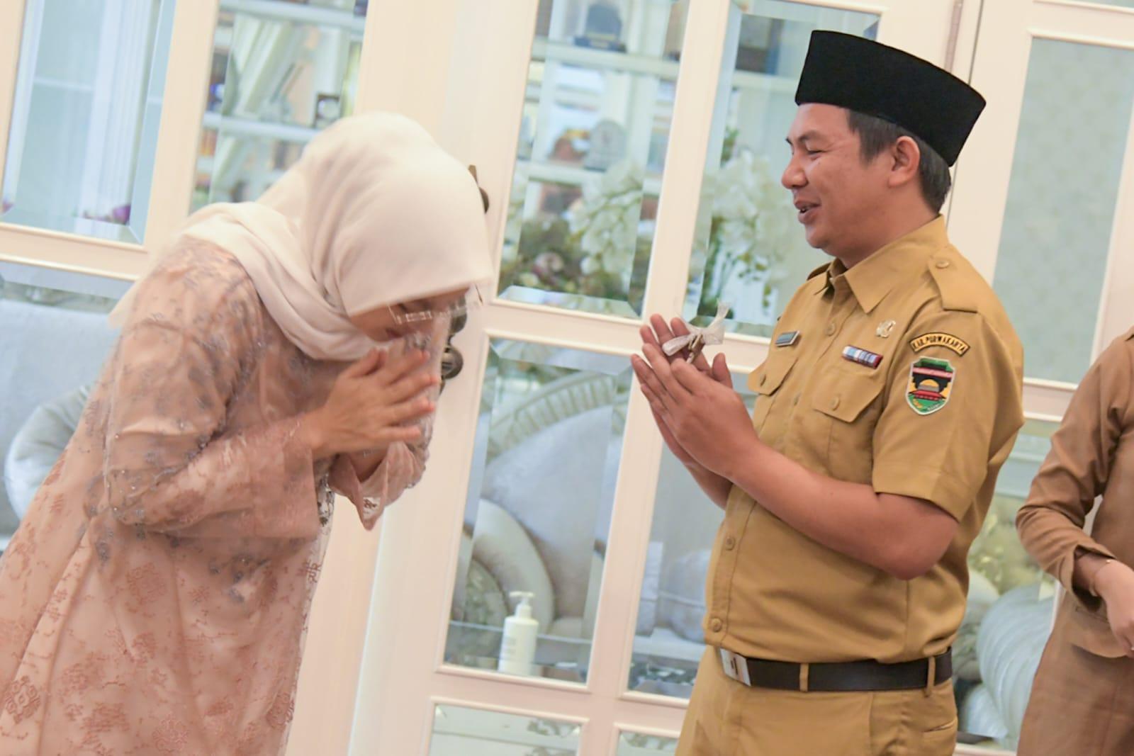 MOMEN Haru Saat Bupati Purwakarta Anne Ratna Mustika Serahkan Kunci Rumah Dinas ke Sekda