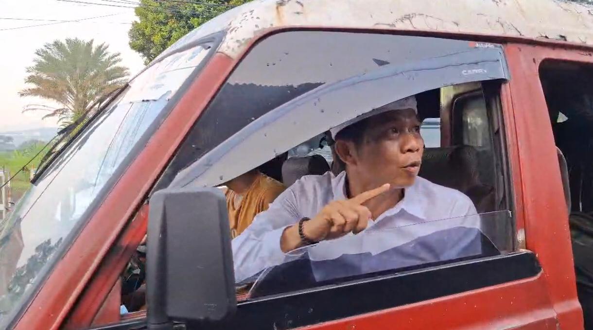 Bupati-Purwakarta-Saepul-Bahri-Binzein-naiki-angkutan-kota-atau-angkot.jpg