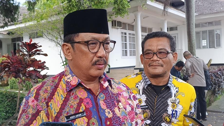 Bupati-Sukabumi-Asep-Japar-kiri-didampingi-Kadinkes-Agus-Sanusi.jpg