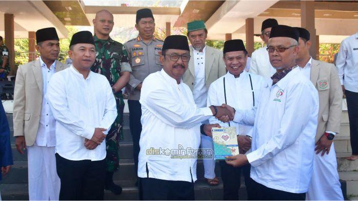 Gerakan Wakaf 1 Juta Alquran, Bupati Sukabumi "Bumikan Alquran Dikehidupan Masyarakat" - Tribunjabar.id