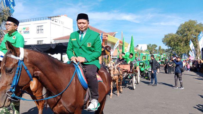Bupati Dony Ahmad Munir Naik Kereta Kuda, Pimpin Rombongan Bacaleg PPP Daftar ke KPU Sumedang