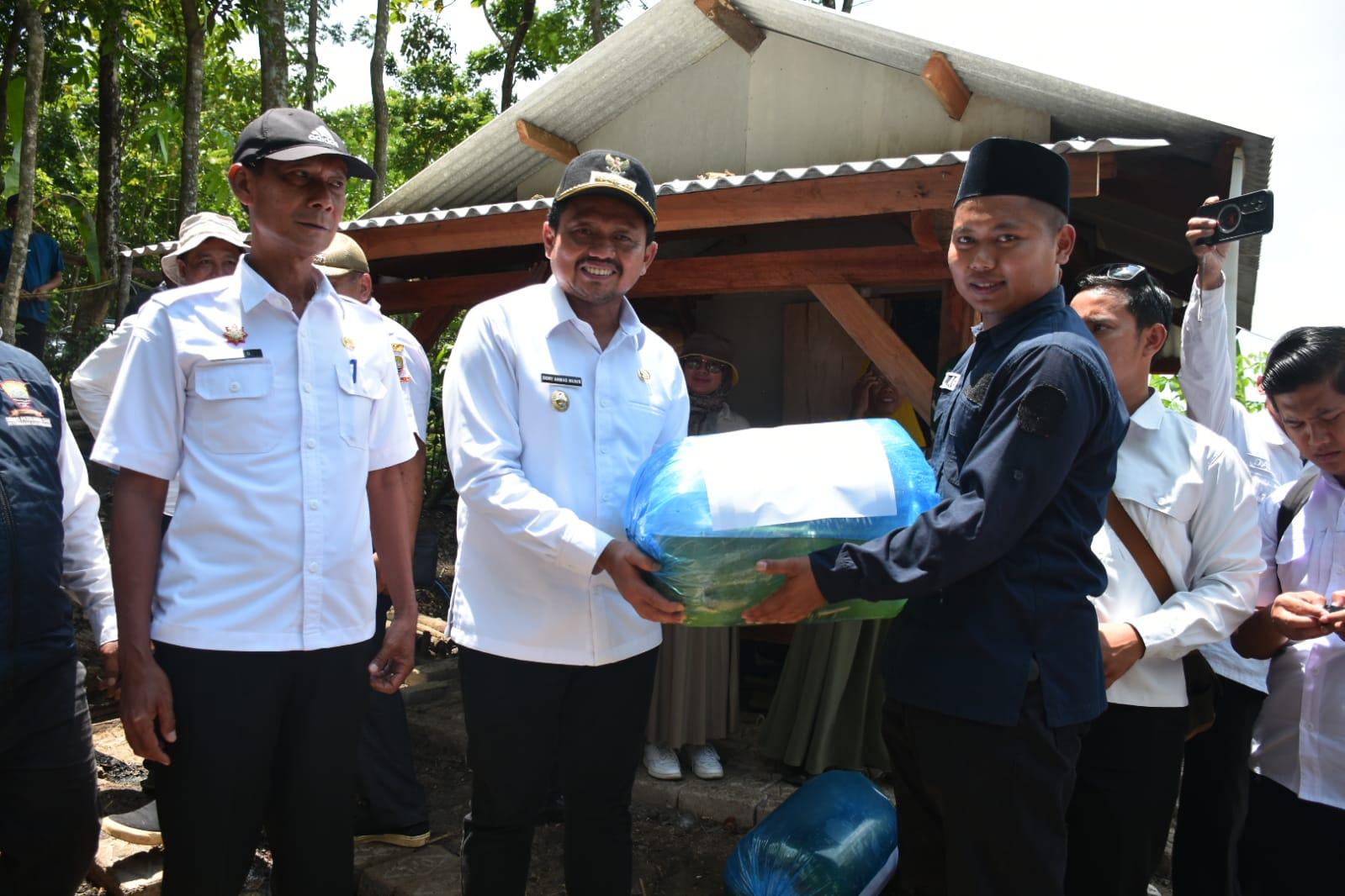 Bupati-Sumedang-Dony-Ahmad-Munir-menyerahkan-bantuan-bibit-ikan-gurame.jpg