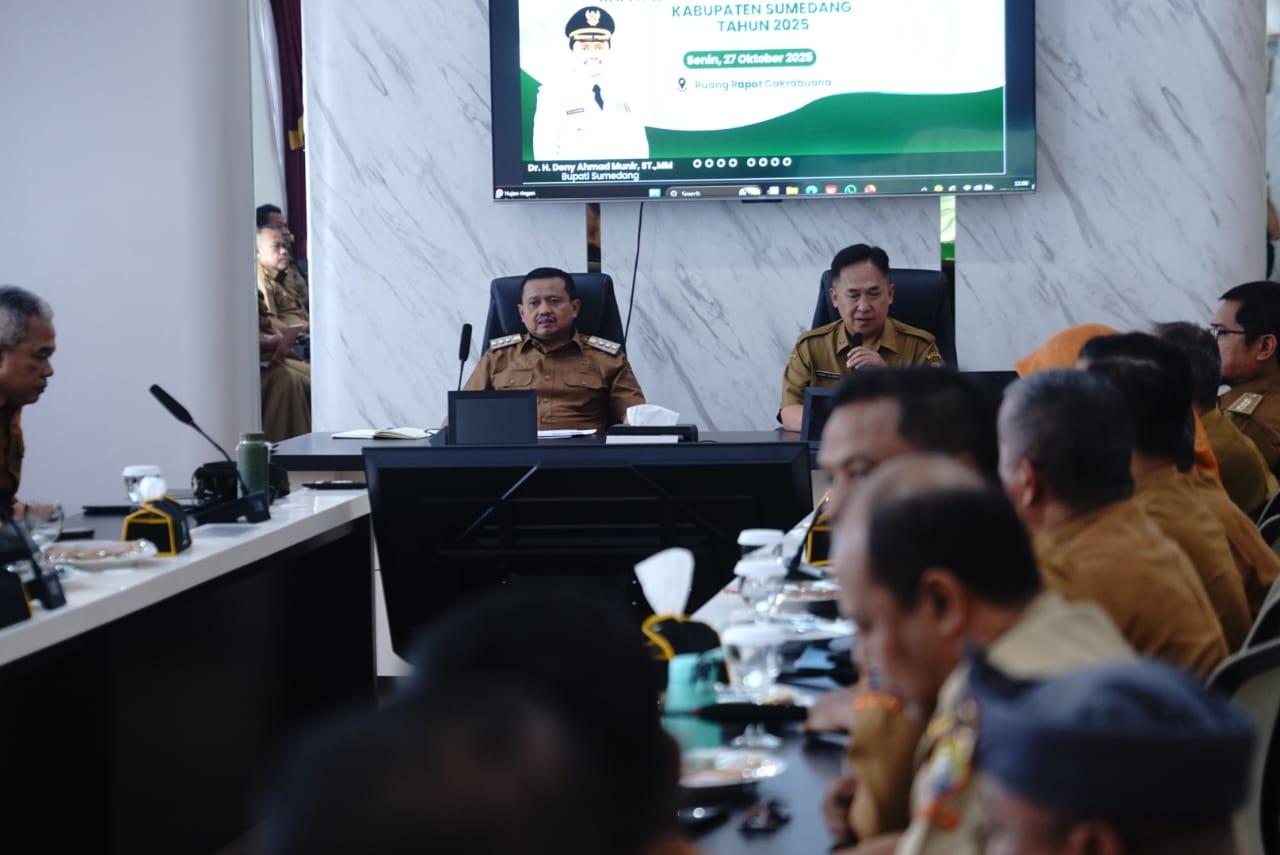 Bupati-Sumedang-Dony-Ahmad-Munir-saat-Rapat-Koordinasi-Pengawasan-Daerah-Tahun-2025.jpg