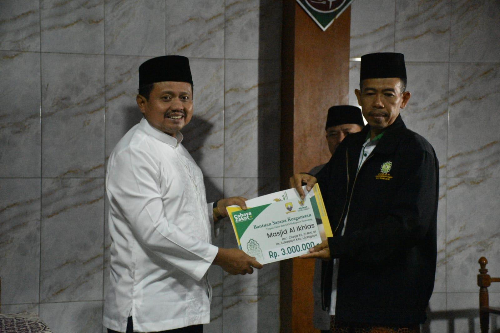 Bupati-Sumedang-Dony-Ahmad-Munir-saat-Salat-Subuh-berjamaah-bersama-masyarakat-di-Masjid.jpg