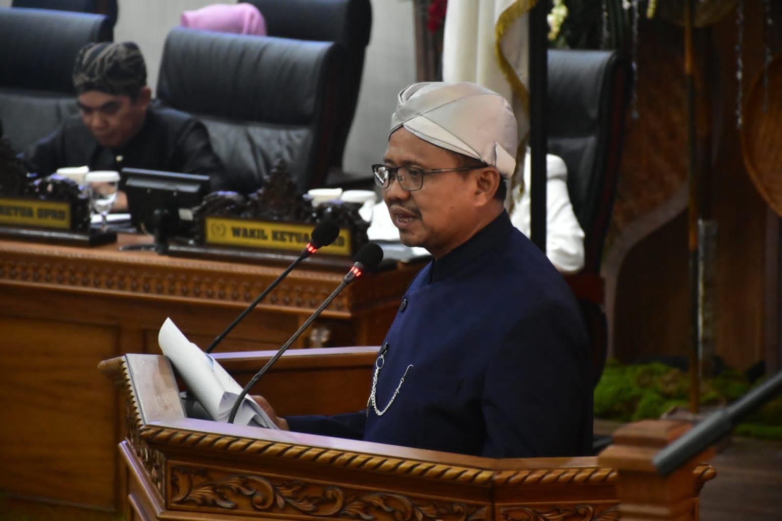 Bupati-Sumedang-Dony-Ahmad-Munir-saat-Sidang-Paripurna-Istimewa.jpg